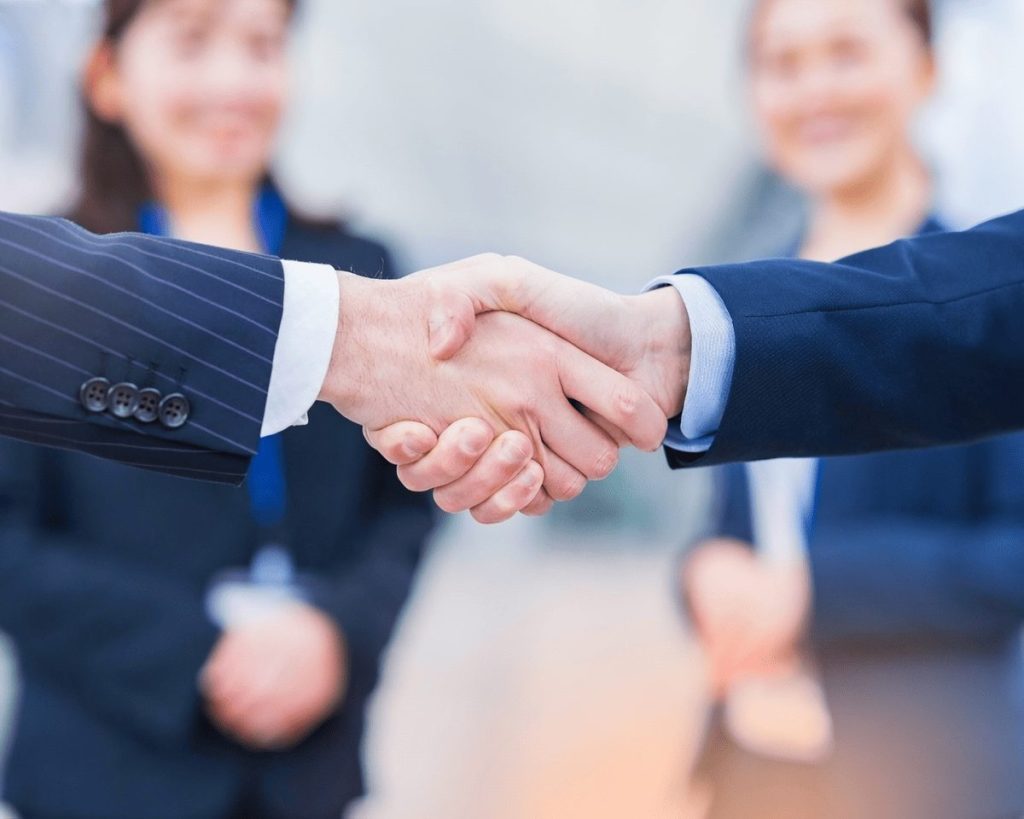 握手をしている