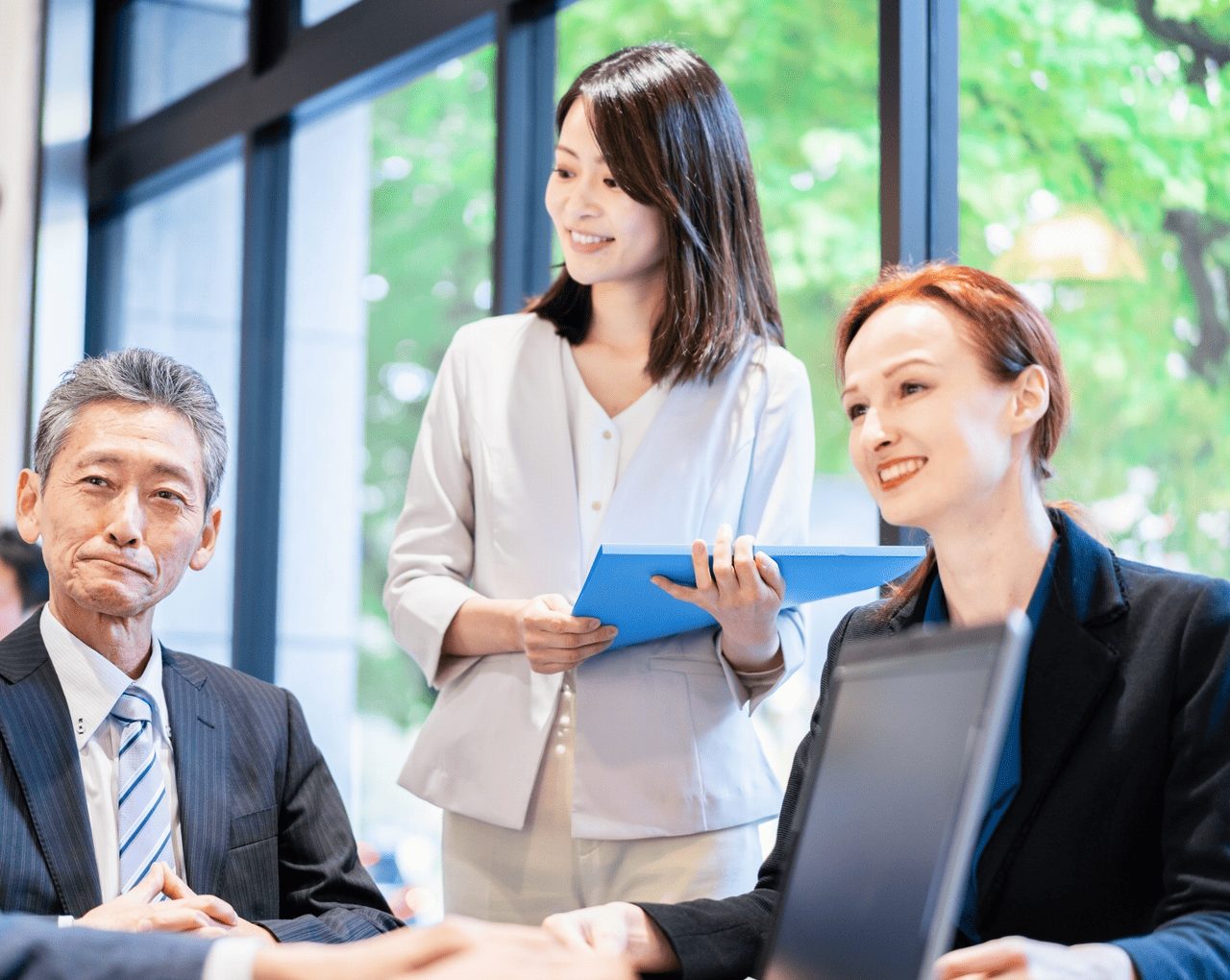 外国人就労の際の法的アドバイスや手続きなどをサポートしている